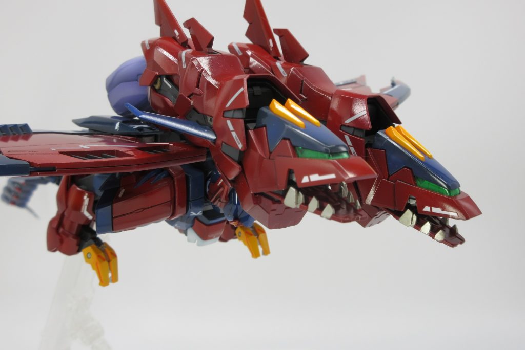 牙や爪などアクセント付けるためスーパーステンレスやタミヤエナメルチタンシルバーで塗装、ツインアイはGXメタルグリーン70%クリアグリーン30%