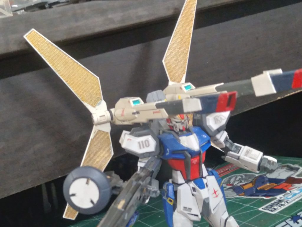 I am working on getting the barrels from the amazing strike freedom back cannons to be attached to the satellite cannons. I used a gold gundam marker for the panels. Also, it has the Tertium rifle equipped 
