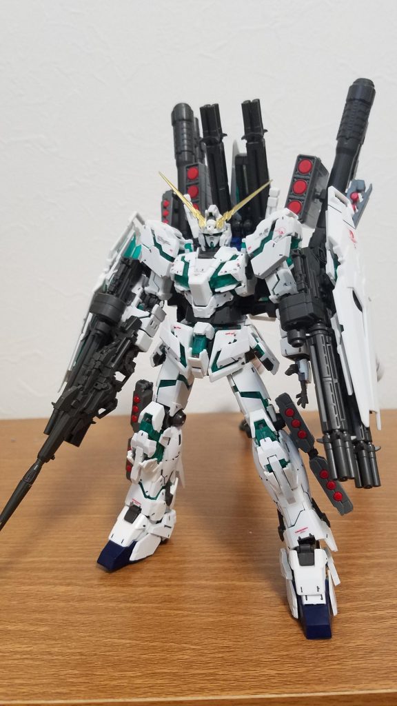 ブレードアンテナを塗装したのと、数ヶ所にシールを貼っただけです。ですが、光に当てたときに出る、プラスチック特有の光沢が抑えられています。流石、9900円しただけあります(高っ)。