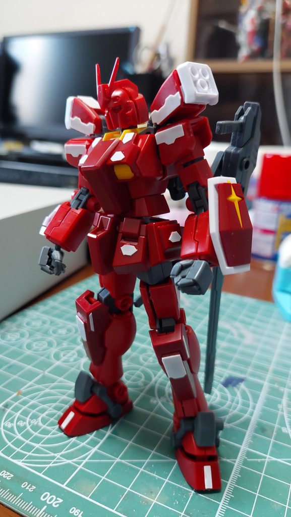 今回のコンセプトは「waveのディテールパンチを使ってみる」。薄いプラ板をパンチ成形するこのアイテムでお手軽にディテールアップしよう！ということで基本デザインのシンプルなこのガンプラをセレクトしました。仮組みにプラ板を貼った状態がこちら。肩に貼り付けるのは簡単に思い浮かびますが、それ以外の活用となるとなかなかアイディアが難しいところです。