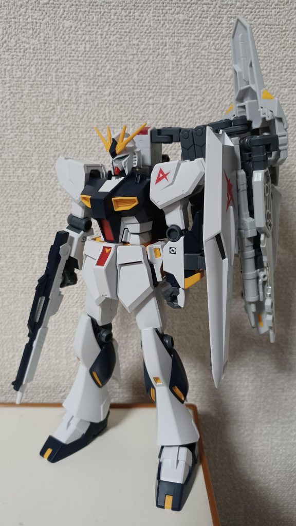 完成間近のνガンダムに、AASプロジェクトチームが設計·開発中の多目的対応複合兵装 アームアームズの装備を提案、試作した本機専用モデルを試験装備した。という設定