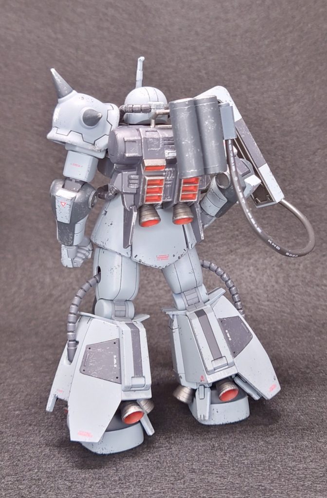 ビームライフルはザクⅠスナイパータイプから拝借して、エネルギーパックぽいものはプラ材から自作しました。