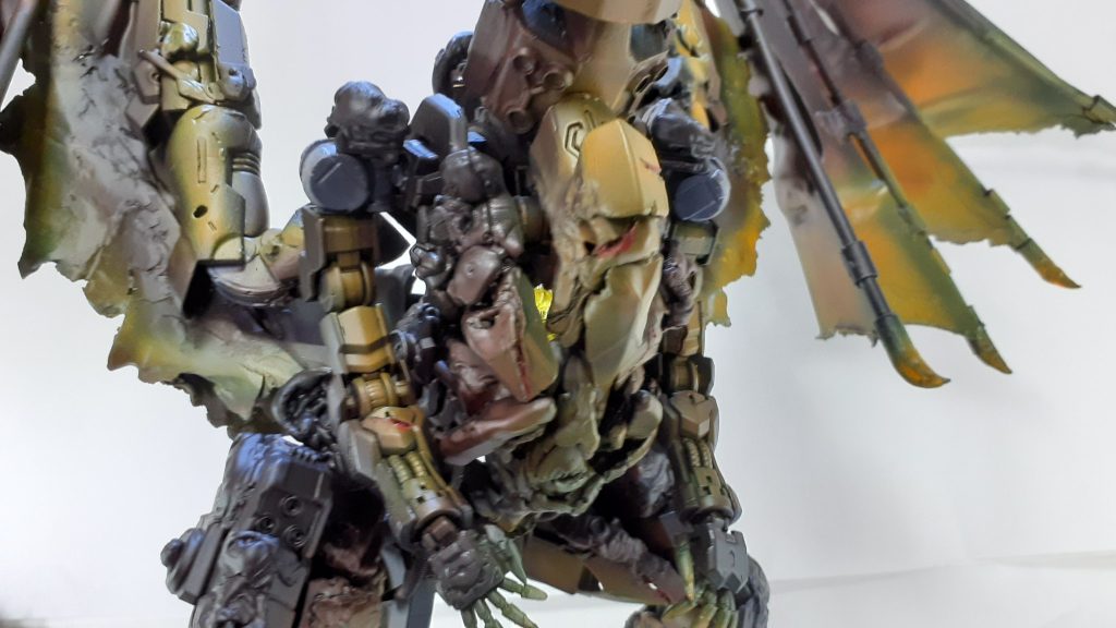 LEDで目と胸が発光します。