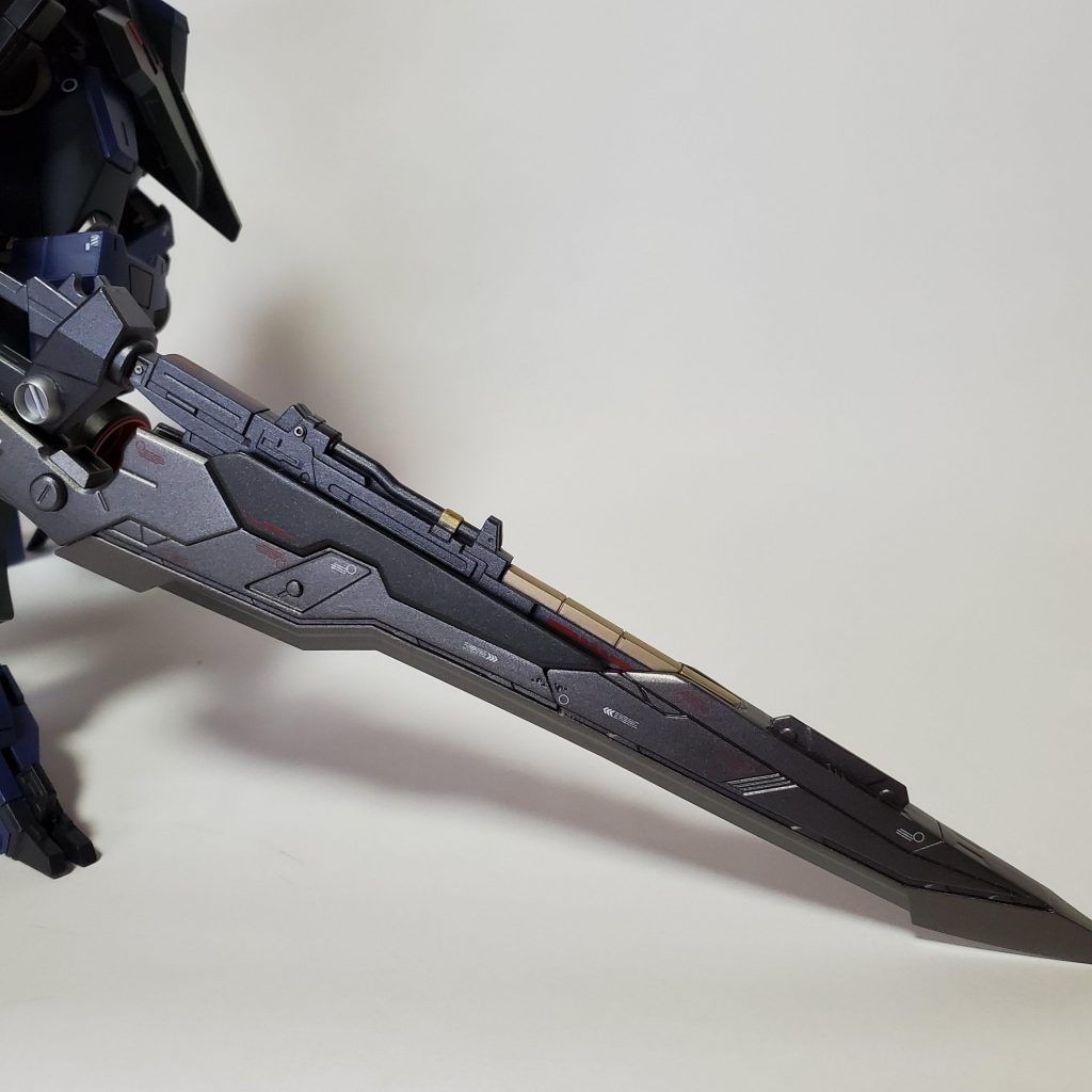 今回のメイン装備対艦用特殊大剣メテオールギャラルホルンで開発された対艦用装備、しかし、あまりに重量が大き過ぎたため、グレイズでは装備不可能ということで汎用性に欠けるという理由で、実戦配備されることなく倉庫の奥深くで眠っていたもの。MAハシュマル出現の報告を受けて開発中だったMSヴィダールの特殊兵装として配備されるがパイロットのヴィダールの反対で使用されることはなかった。