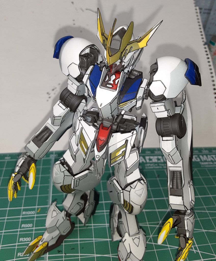 背景は、エッジ書いてる時にしたに引いてたスケッチブックやぶいたのです。エッジ書くとき、パーツがよごれるんですよねー