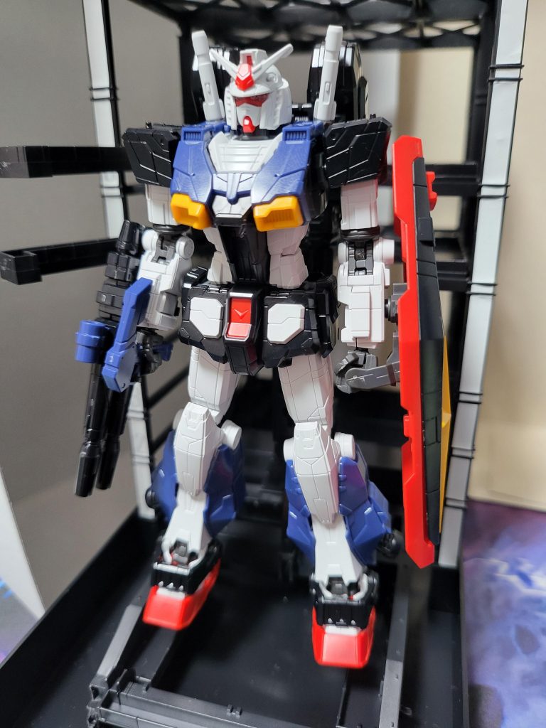 以前発売された横浜ガンダム+ガンダムドックのドックにも飾る事ができます。背中の追加武装とぶつかるので完璧には付きませんが…