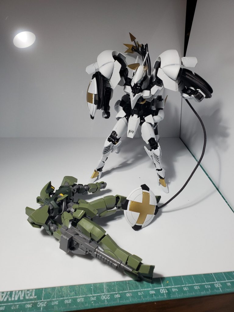 シールドにはワイヤーとプラ板から自作したワイヤーの巻き取り基部で伸ばせるように改造してます。元からシールドにはアンカーが装備されてますが、ランスが使用不能に陥ったときの代替え武装兼捕縛武装を想定して作りました。ウルズハントのムービー見たときにランスを投げていたので、(投げた後の武装は?)という感想と、残ってる武装はシールドだけ→シールド投げる?→投げた後は?→ワイヤーで繋げれば安心だねって発想から生まれました。(カバカーリーのビームリング、キャプテンアメリカの盾投げアクション辺りもイメージにあります)シールドの投擲、ワイヤーで捕縛、鞭のようになぎ払う、色々できそうです。