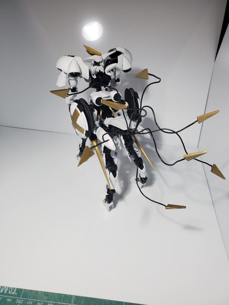 尻尾に見立てた8本のアンカー後方迎撃用と走行中にすれ違い様にサクッと刺すためのサブウェポンのつもりでいます。脚の構造考えて馬の画像を何度も見てるときに尻尾も何かしら付けたい、どうせなら武器としても使いたいとい発想から生まれました。馬の尻尾って何本もの細い毛でできていたので、それに習うように複数本のワイヤーで表現してみました。