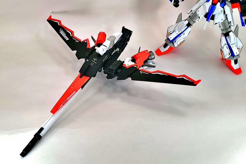 おまけビルドファイターズっぽい要素としてハイメガランチャーとブースターが合体して単独飛行できるやつ。