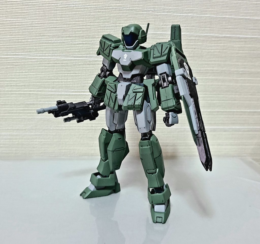 まずは正面から。武装とシールド、そして腕部及びスカートアーマーをジムストライカーから移植し、装備しました。また、アンテナはジムストライカーの余剰パーツを接着、塗装して取り付けています。