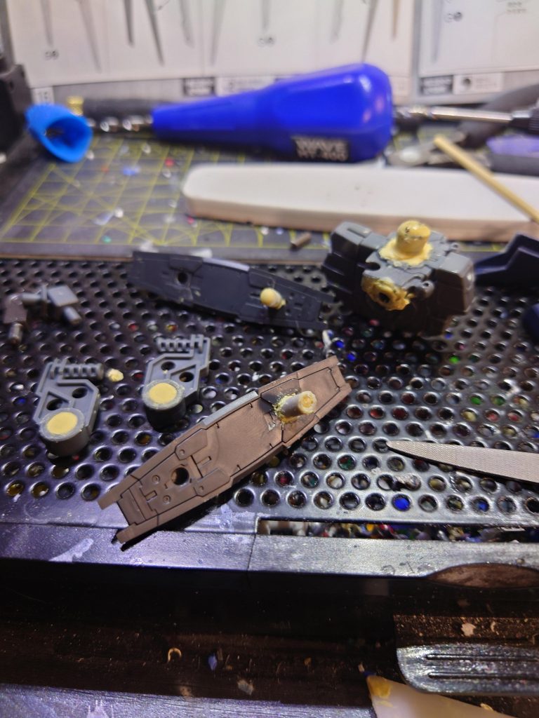 今回はかなり内部骨格を弄り倒す必要があり、あっちこっちパテだらけです（汗）パテ工作、まだまだ稚拙ですねぇ