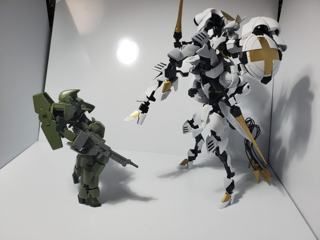 スタンドなしでも後ろ脚で立ち上がらせることができます。個人的に馬といったらこのポーズ、ナポレオンの絵の馬の印象がとても強い。