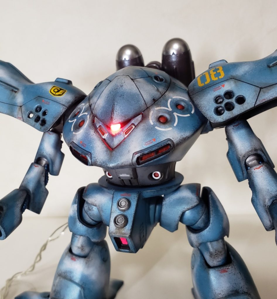 DAISOで購入したイルミネーションライト、赤青緑黄白の5色×2に電池ボックスが付いてるので赤1灯に配線し直せばモノアイにバッチリ使えます^-^モノアイも光を透過するようにクリアパーツのランナーで作り直してモノアイ裏にLEDを装着しました。光も透けずにバッチリ光ってますね🎶
