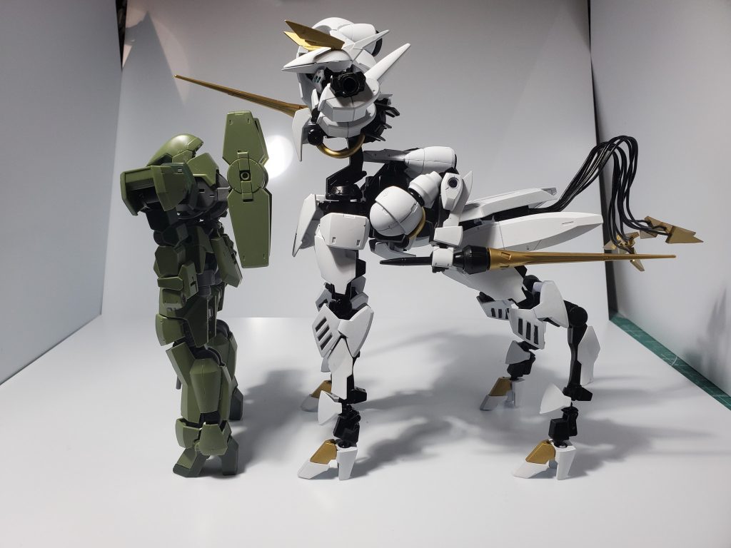 グレイズと比較すると2回り程大型になってます。持ってないので測れないですが、おそらくグレイズアインと良い勝負できるくらいに大きいと思います。馬側の腰?にはジークルーネの腕をそのまま使用し、シールドとランスを保持するためのサブアームとしています。