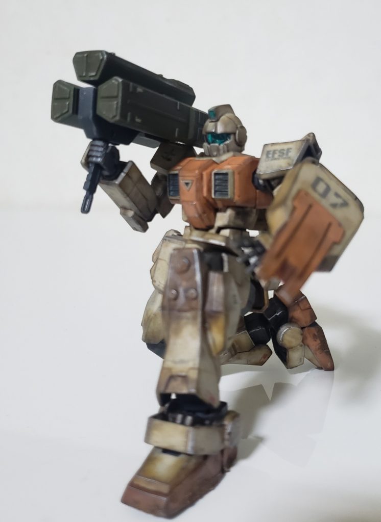 陸戦型ガンダムパラシュートパックからミサイル・ランチャーを拝借。最新フォーマットなので可動域も抜群、膝立ちもキレイに決まりますね!