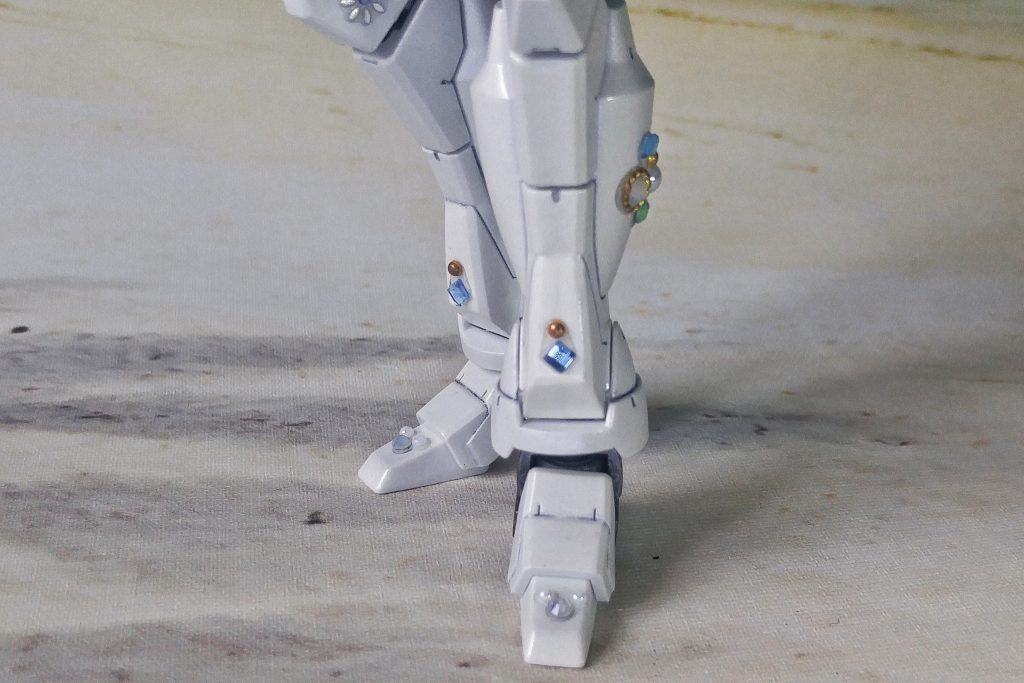 足まわりの装飾足先の部分はビーチサンダルの鼻緒？をイメージしてV字に三点ストーンを配置してみました！