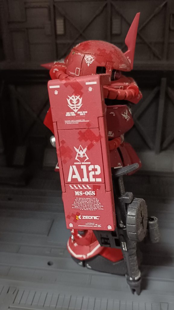 デカールは限り無くうるさくを意識してを貼りまくりました使えそうなシャアザク用のデカールをこれでもかという程に(^^ゞ 