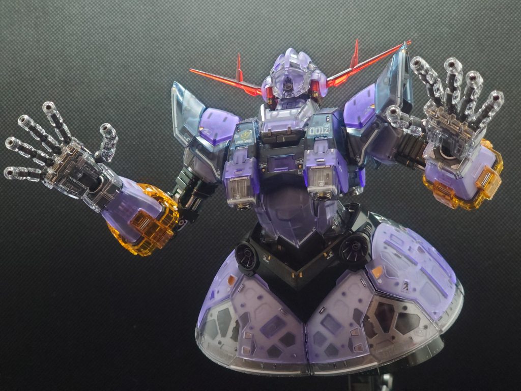 肩アーマーは、紫部分がつや消し、紺部分は半光沢、そのままと3段にし…たんだけど、半光沢わかりづらい…。