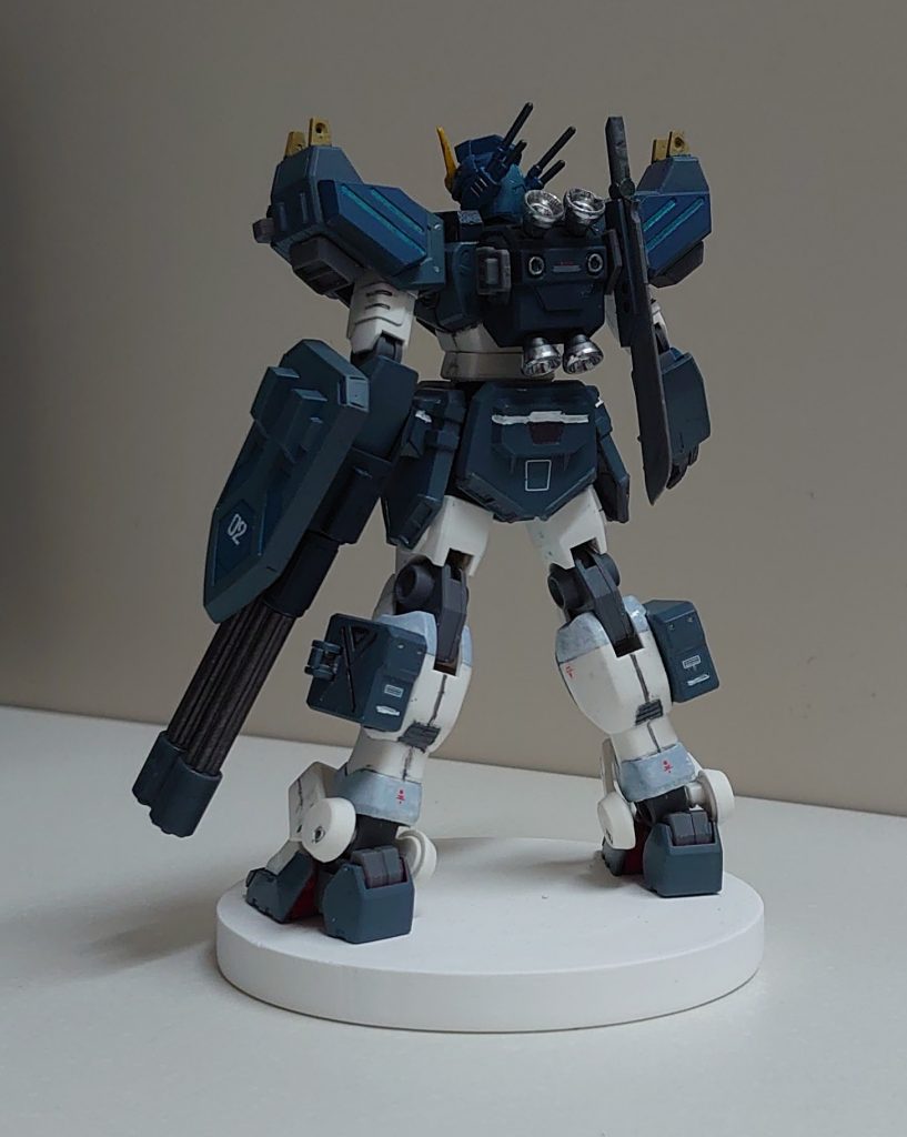 ふくらはぎ下部にダクトモールド追加。細切りしたランナープラ棒を溝に貼り付けて削るとツライチになるので、マイナスドライバーで彫って作成。ナイフの代わりにランナーマチェットを作成して装備。バックパックはランナータグ切って貼り付け。バーニア、円形ダクトはメッキシルバーをパレットに出して筆塗り。 