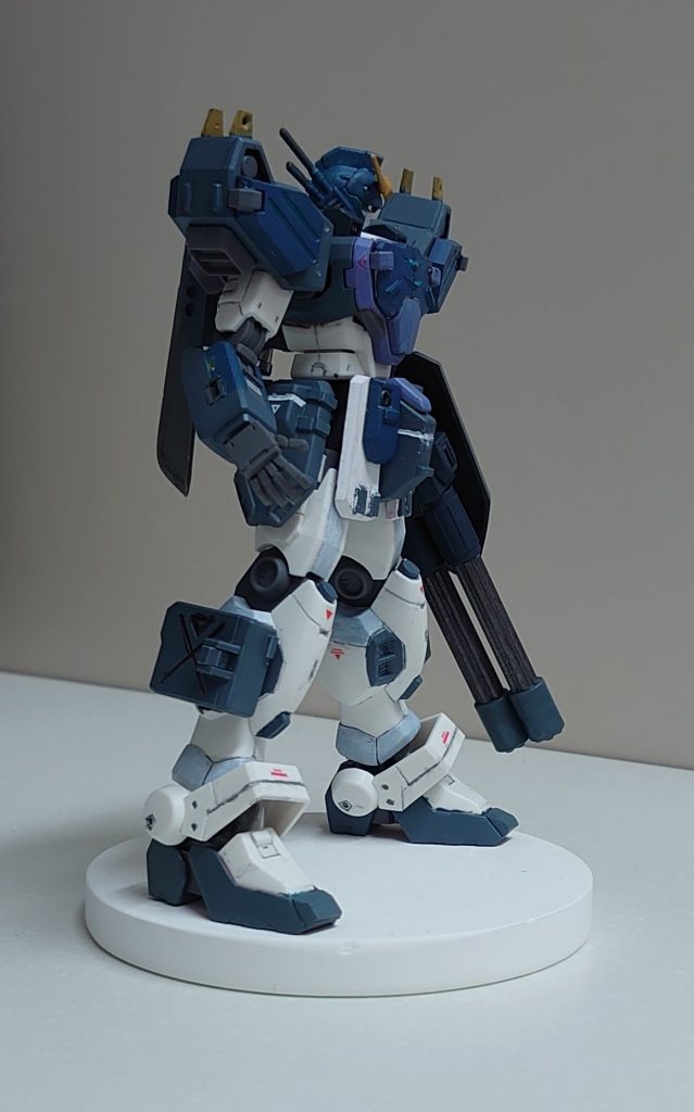 下腕の謎のくぼみにグレーのランナーを切って詰め込んで、何か接続出来る風に改修。地味。腕関節は穴あけパンチの2㎜を中央付近に押し付けて二重の円になるようにしてみてますが、見えない…右手のナイフは後ハメ加工しようとしたら付け根が折れたのでオミット。 