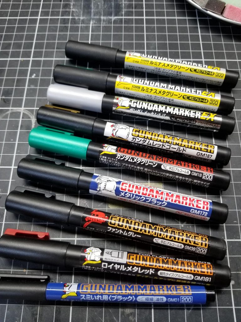 今回使用したマーカー。メインをルミナスメタグリーン、サブで色分けにガンダムメタグリーン。メッキシルバーは大型ヒートホークと腹部の一部に使用。フレームに関してはお気に入りのヘビーガンメタルです。写真には写ってませんが😅あ、大型ヒートホークはMGのザクⅠラル仕様からの転用です。1/100ですが大型ということでピッタリではないでしょうか。