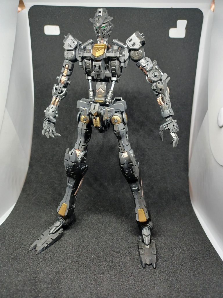 セリア(400円)で買った撮影BOXにてHGが無難でMGには厳しかったです。