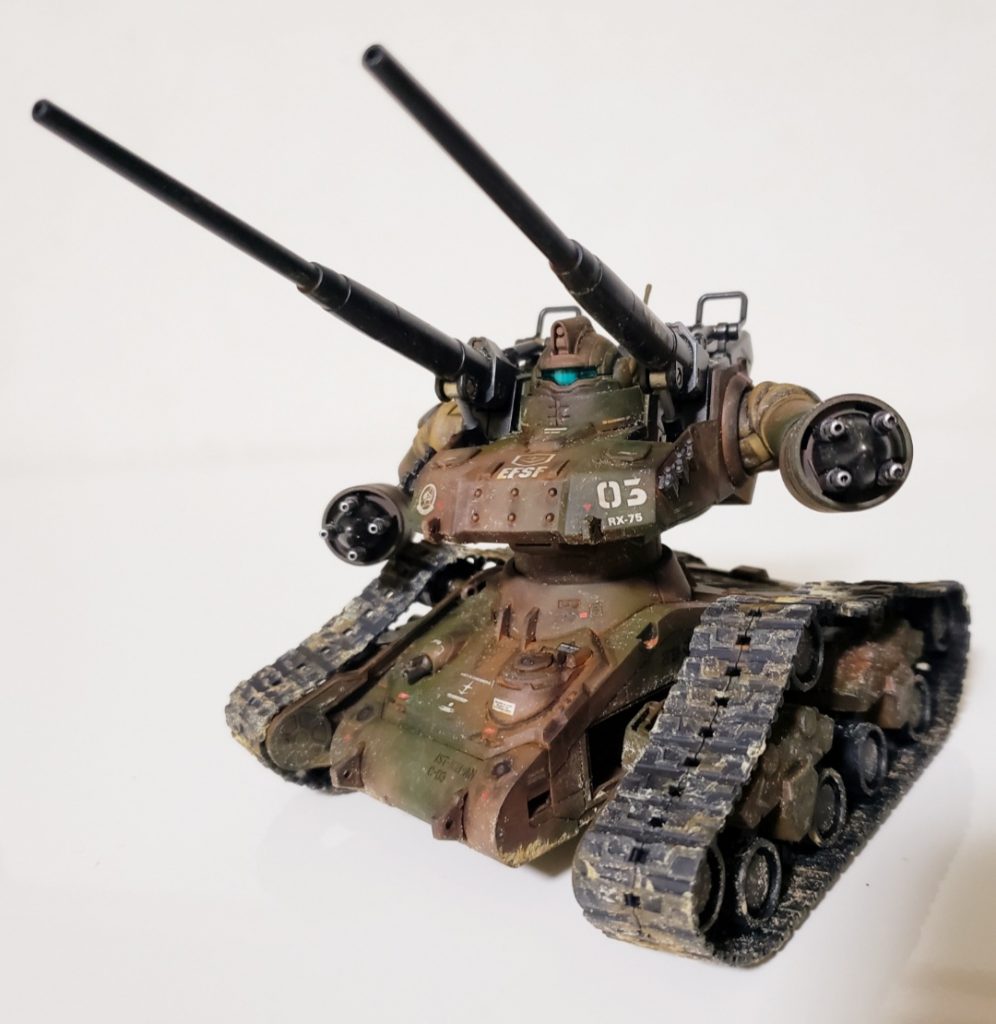成型色はライトグレイですが、どう仕上げるか悩みに悩んで・下地:フィニッシングサーフェーサー1500(ブラック)・迷彩①:レッドラウン・迷彩②:オリーブドラブ2・履帯:ダークアイアン・砲身:黒鉄色上記レシピで充電式エアブラシを使用して全塗装しました。さらに・グランドブラウンでウォッシング・エナメルブラックでチッピング・エナメルシルバーでドライブラシ・ウェザリングマスター(サンド、スス、アカサビ等)で汚しを追加してます。・水転写デカール・GX113艶消スーパークリア上記工程で全塗装して陸自迷彩風に仕上げてみました。戦車模型だと全て迷彩にする事が多いですが、敢えて砲身等は黒鉄色にしてます。履帯も金属感に拘ったけど、結局汚しまくったから殆ど意味なかったかな😢