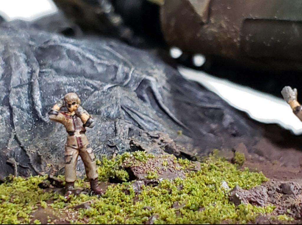 タミヤカラー水性アクリルとタミヤエナメルを使用して筆塗り。・軍服:デザートイエロー+ホワイト・靴:NATOブラウン・肌:フラットフレッシュ・艶消し吹いてステインブラックでウォッシング+ウェザリングマスターでそれっぽくなったかな!?