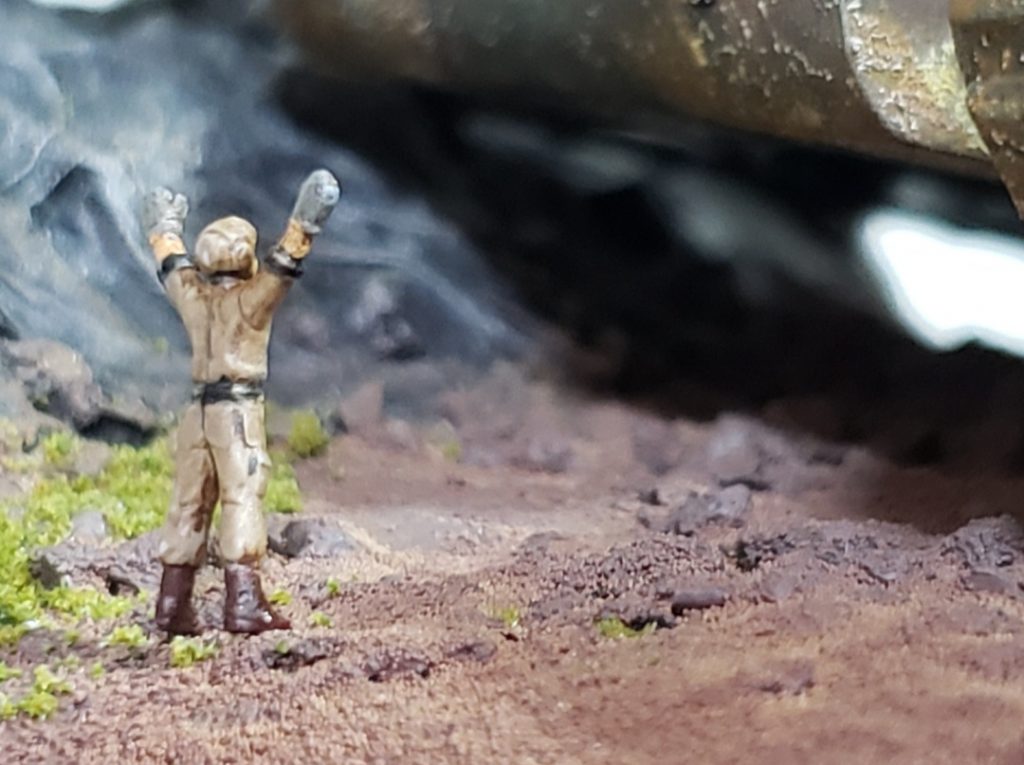 頑張って塗ってみたけど…3.5倍のヘッドルーペではこれが限界ですね^^;10倍くらいの拡大鏡がないと、塗ってる状況がわかりません😢カメラで撮ってから拡大して確認したらハミ出し等の多さに愕然としました(o´Д`)=зフィギュアがちっさすぎて写真のピントが合わないし…