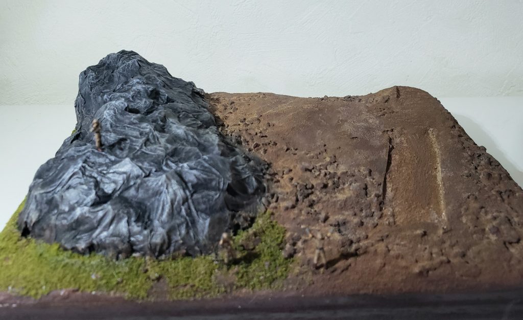 ・ベース:石粉粘土+ゼオライト少々・地面:ブラックで下地塗装後にTAMIYA情景テクスチャーペイント(土ブラウン、砂ライトサンド)を塗布後にエアブラシでブラウン系を砂吹きしてグラデーション付け。・草:TOMYTECグラス(ライトグリーンミックス)をボンド水で貼り付け。・岩:バークチップ+ティッシュをボンド水で固めてブラックで塗装→ダークグレイ→ニュートラルグレイとグラデーション。マルチブラックで窪みに影を付けて、凸部分にホワイトでドライブラシで仕上げ。