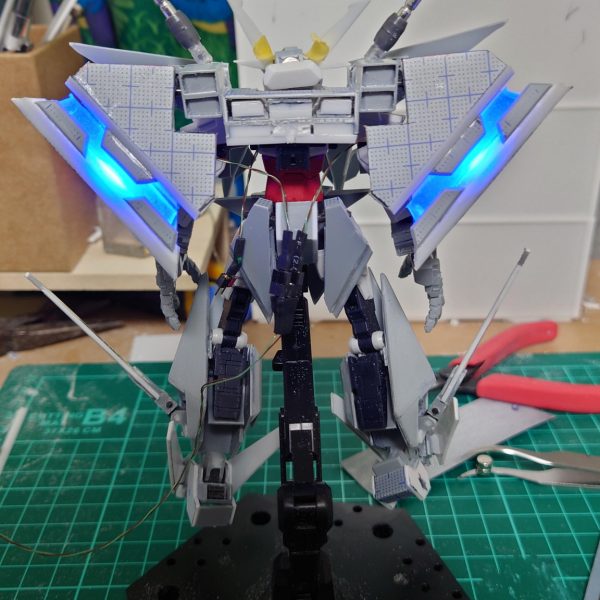 クスィーアーマーというかクスィーそのものを演じようとしてるコアガンダム。もう少しで工作は終わりそう！そしたらディテールアップだ！（3枚目）