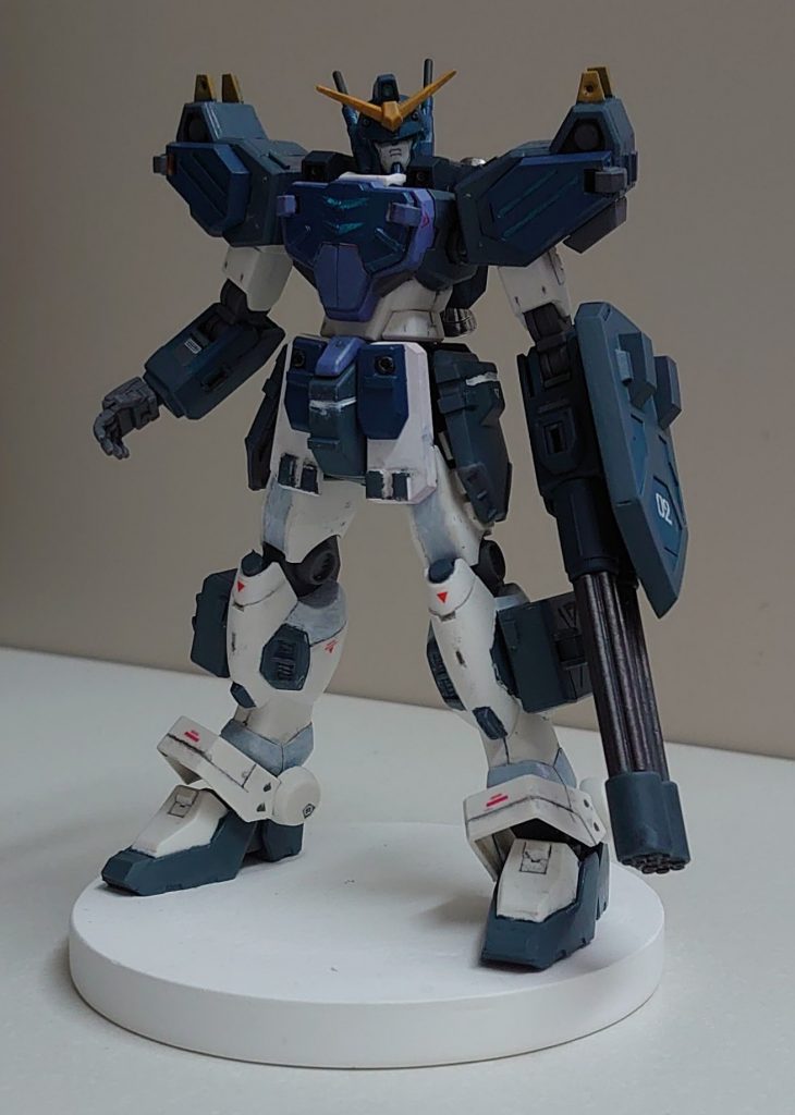 改修箇所の説明です。マイナスドライバーを研いだノミでふくらはぎダクト、サイドアーマーダクト内にモールド追加しています。つま先も短く感じたのでランナータグ2枚分の厚みで延長。フロントアーマー、サイドアーマー、肩等各所にランナーの番号タグでディテールを追加しています。肩はカスタム風にするため、謎の突起を追加。