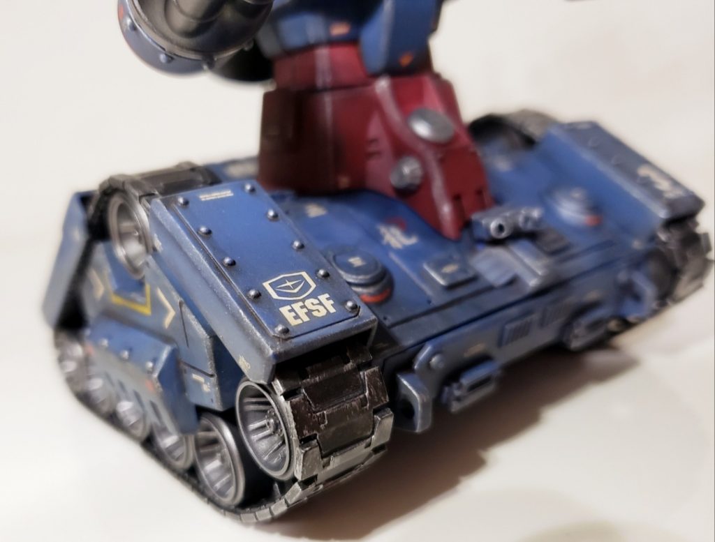 ここもどう改造しようか悩んだ部分、軟質素材の履帯が上向きに膨らんでるのが気に入らずなんとか下に垂れるようにしたくて型を付けても時間が経つと戻ってきやがる…なら見えなくしちゃえって事で履帯カバーを1mmプラ板で自作。カバーが付いたことで、よりワイド感が増したんじゃないかな？フロント側は装甲強化で0,3ｍｍプラ板を重ねてWAVEのリベットを貼り付け。リア側は角プラ棒を三本貼り付けてみました。