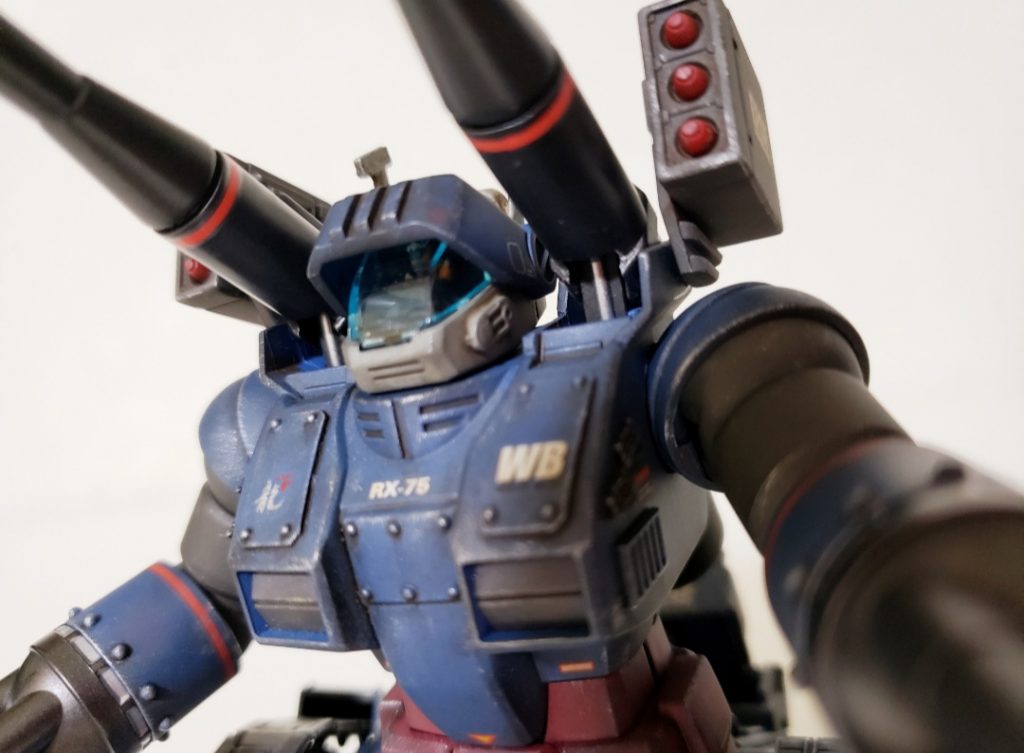 上半身の改造部分。胸部へプラ板＆リベット貼り付け。肩口へのミサイルポッド取り付け。胸部側面へスモークディスチャージャー取り付け。そしてあまりに無防備なキャノピー部分へガードを取り付けました。