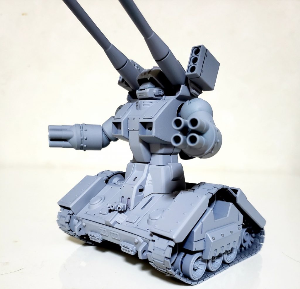 なので安定感のあるガンタンクにするべく、ボディ中央で切断してプラ板で繋ぎ合わせて25ｍｍのワイド化を行いました。サフ吹き完了、ドッシリと安定感が増したと思います^^