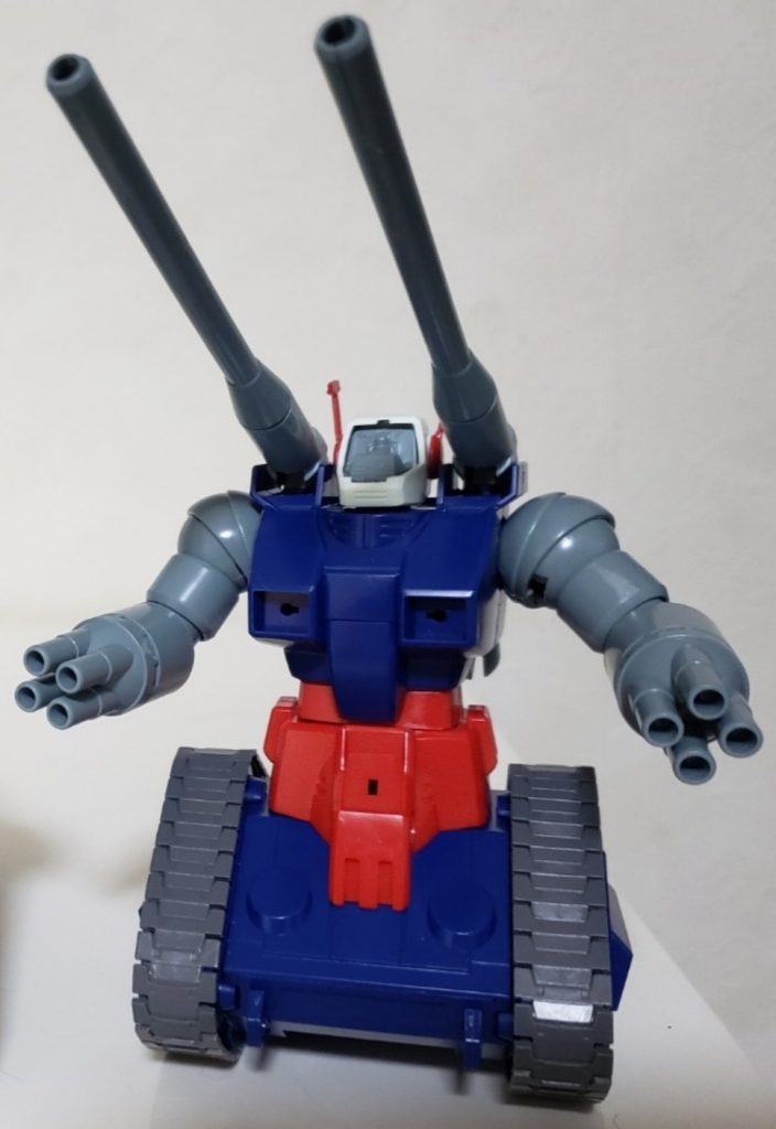 パチ組状態のガンタンクですが、初期型に比べて縦長で安定感悪そうなんですよね…