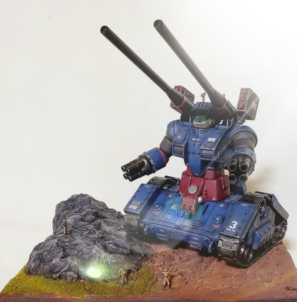 仮でガンタンク初期型に使用したジオラマに乗せてみました。ちゃんとジオラマにするならもっと泥汚れが必要ですね。切断したボディをキレイに繋げるのに苦労したけど、ワイド化＆履帯カバー＆武装追加してトーンを抑えたカラーリングと相まって、ガンタンク初期型に負けないくらいの迫力あるガンタンクになったんじゃないでしょうか？１ヶ月ちょっとチマチマと作業して完成させた甲斐がありました☺☺