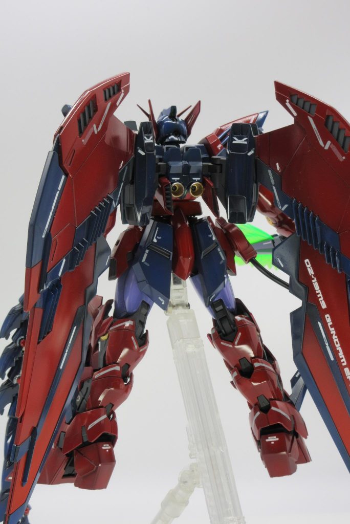 顔はマスクを顎パーツごと両側を削りバーニアパーツは内側をくりぬいて薄くしシャープ化また踝の内側にある使わない差し込み口をプラ板で自作したパーツで埋めました