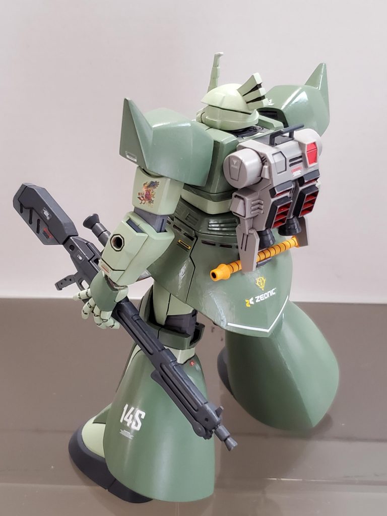 シャア専用ゲルググを全塗装でグリーンカラーに仕上げました🎵部分的に合わせ目消し、マーキングシール、艶消しスプレーで仕上げ✨今回は曲面が多くスジ彫り初心者🔰の私にはモールドは厳しかったので断念😅その代わり、超プチ改造？で背中に高機動バーニア(R1-A)を背負わせてみました😎✨
