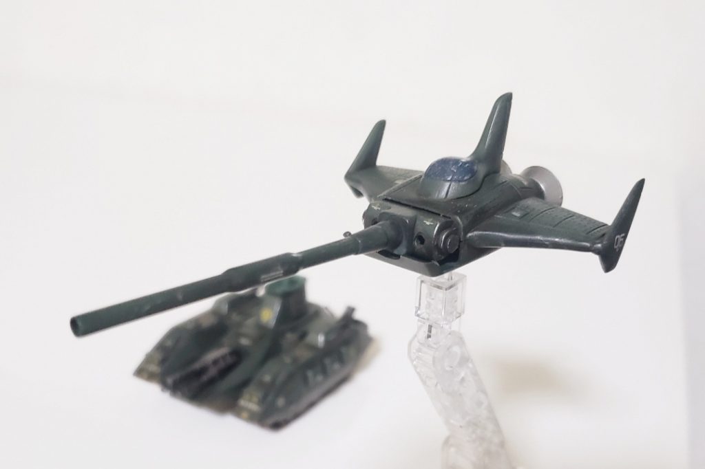 マゼラトップも分離可能。ただし接続ユルユルなので軸を太らせないとダメですね。キャノピーは濃いめのブルーで塗装。EXモデルはクリアパーツなんだけど、なにしろ440円ですからね~😅