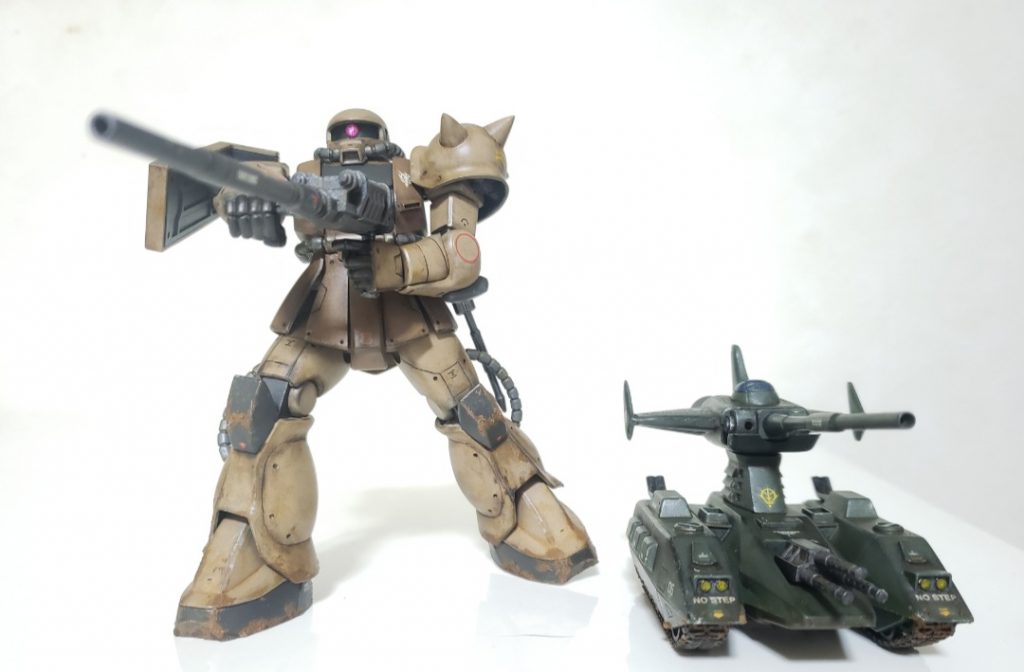 ザクIIと並べると小さく見えるけど…