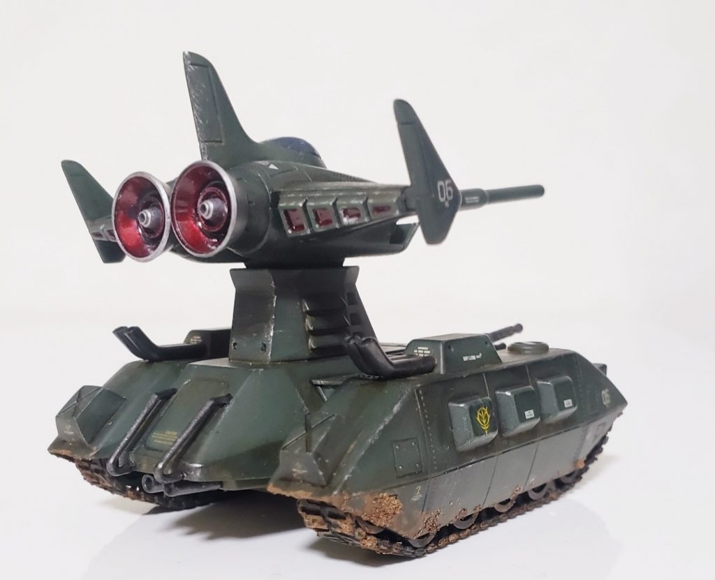 バーニアは小4つを大1つに変更。マフラーや車輪&履帯はダークアイアン(Mrカラー)で。綿棒で磨いて金属感をだしたけど、ほとんど見えませんね^^;さらに下回りには泥汚れを追加してます。