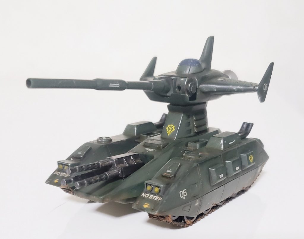 コチラは旧キットなので組み立てには接着剤が必要です。カーキドラブ(タミヤアクリル)に暗緑色2(タミヤアクリル)を少し混ぜて暗めの緑に調色。手持ちデカールを適当に貼り付けて艶消しトップコート(水性)。