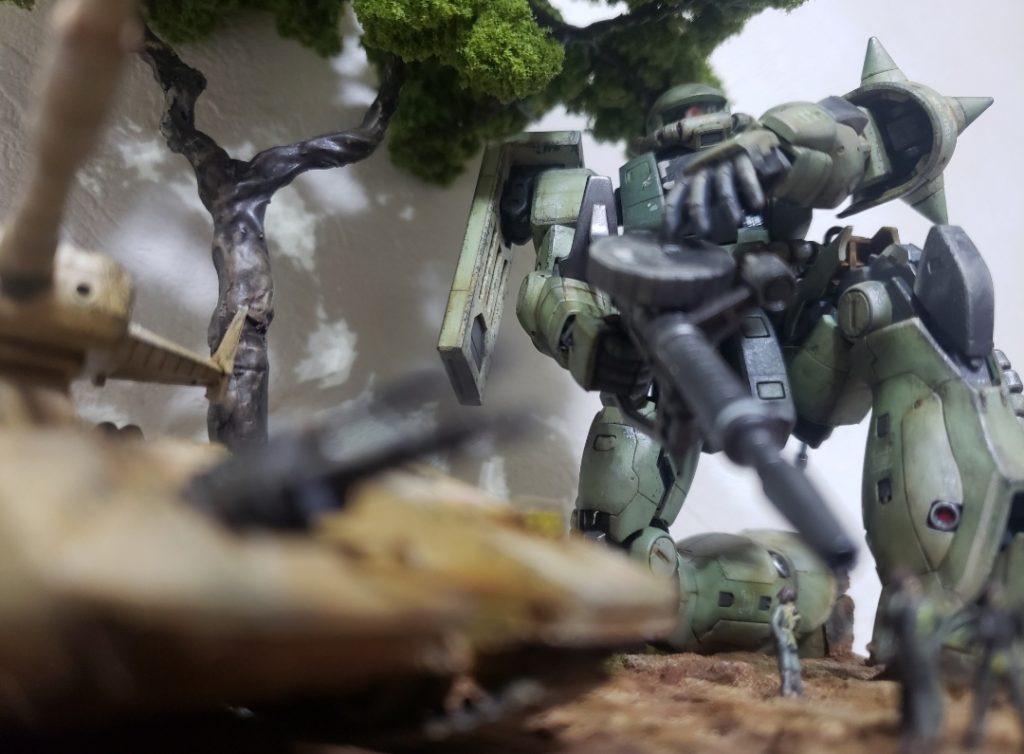 兵士目線で煽り気味に。ザクの巨大感を感じられますね!もし戦場でザクと遭遇したら…速攻逃げ出しますねww