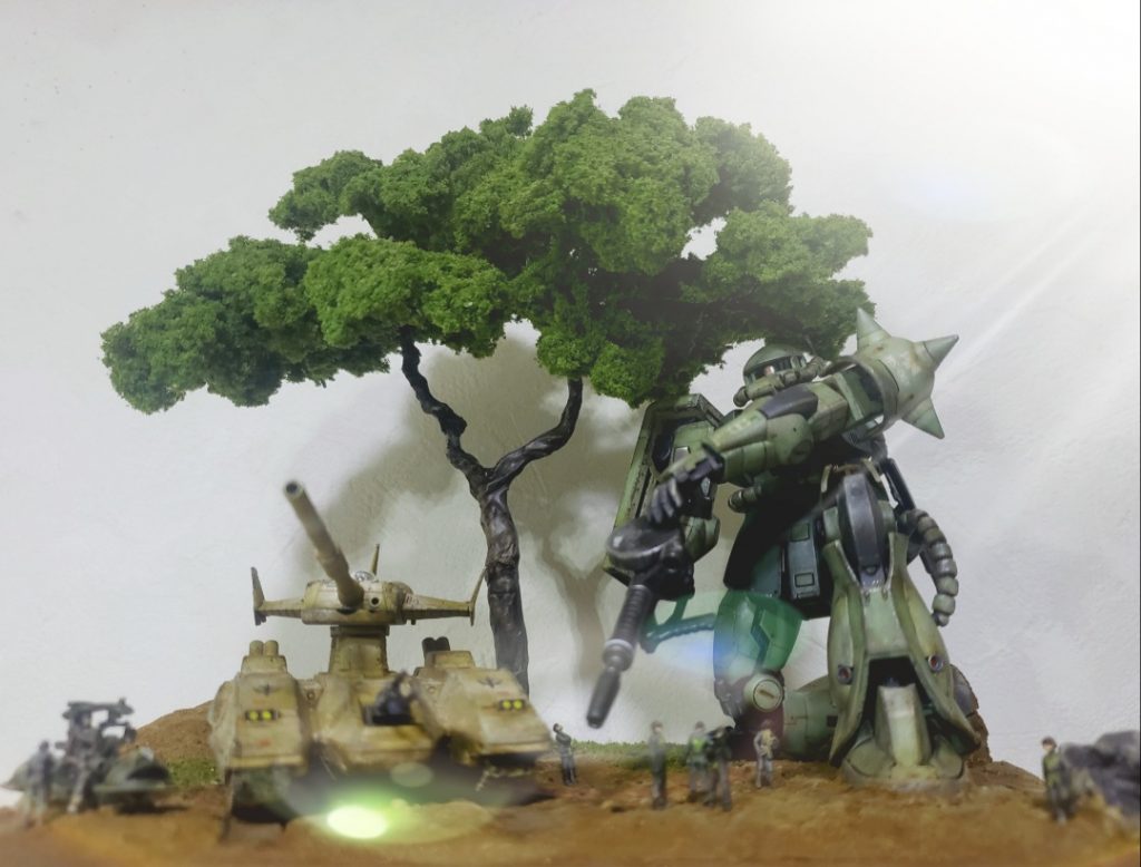 今回は陸戦ジオラマの集大成として全部だしきるつもりで作成してみました。Ez-8の時より木の表現も良い感じに出来たと思います。でも写真にすると肉眼で見るより葉っぱが少なく感じますね。HGよりもハイディテールなRGザクIIとEXマゼラアタックを使用したことでリアル感が増したジオラマになったと思います^^