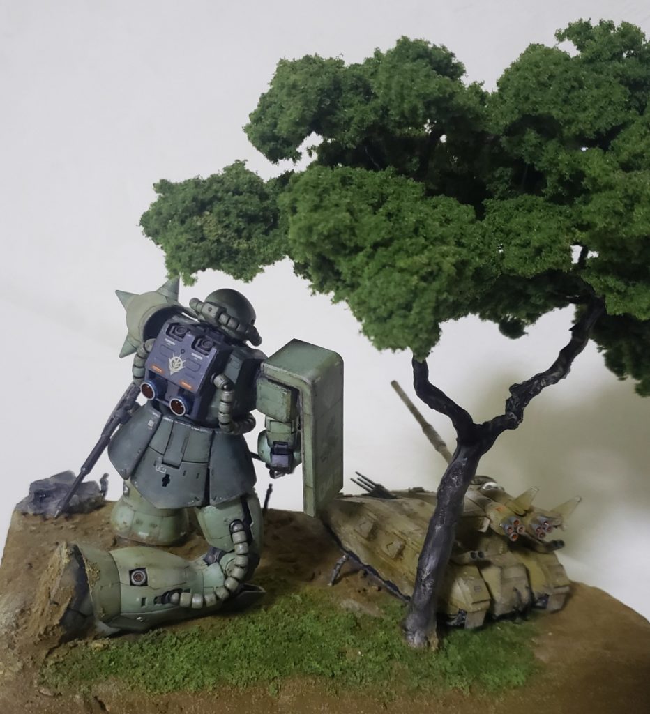 ジオラマ化にあたりザクIIに泥汚れと砂埃を追加しました。使用したマテリアルは・泥汚れ:タミヤ情景テクスチャーペイント(土ブラウン)・砂埃: