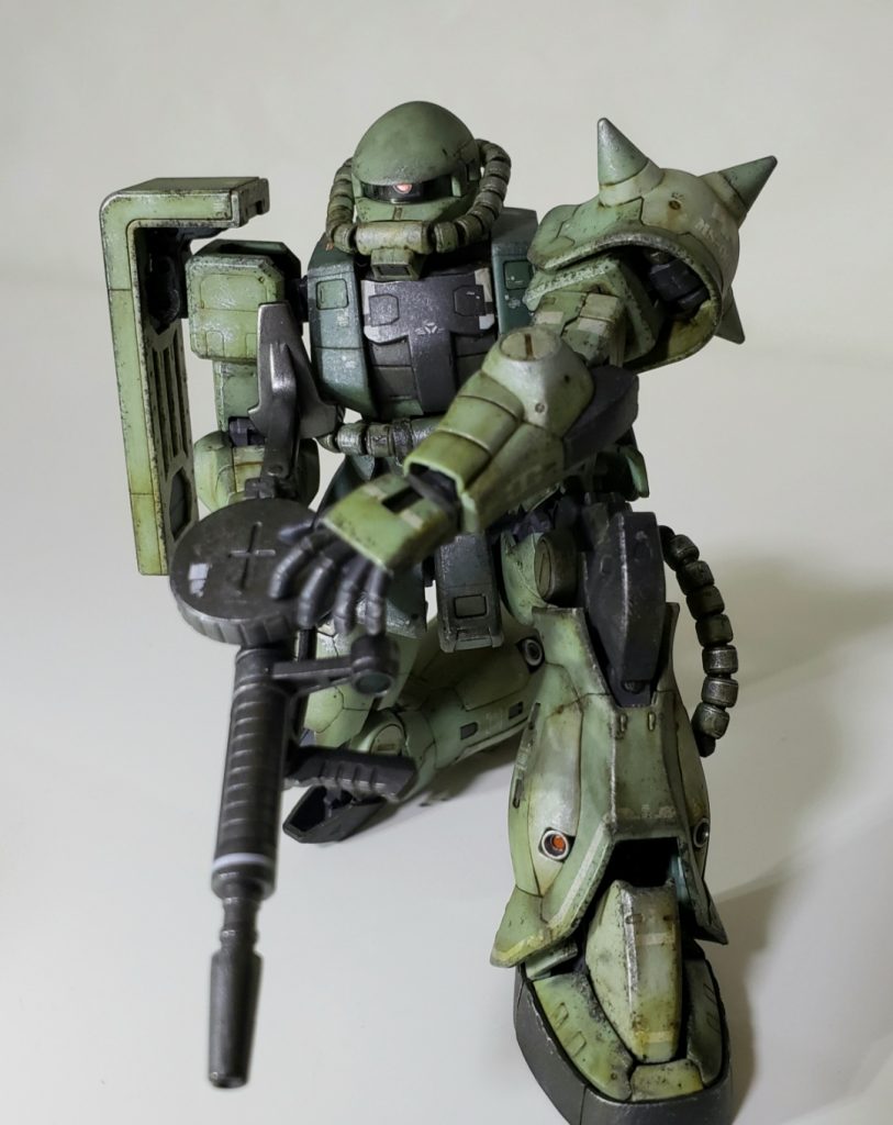 膝立ちもなんとか可能。でもフロントスカートが、ポロポロ落ちてストレスですね^^;このポージングが気に入ったので、この状態を活かしてジオラマ化を考えました。