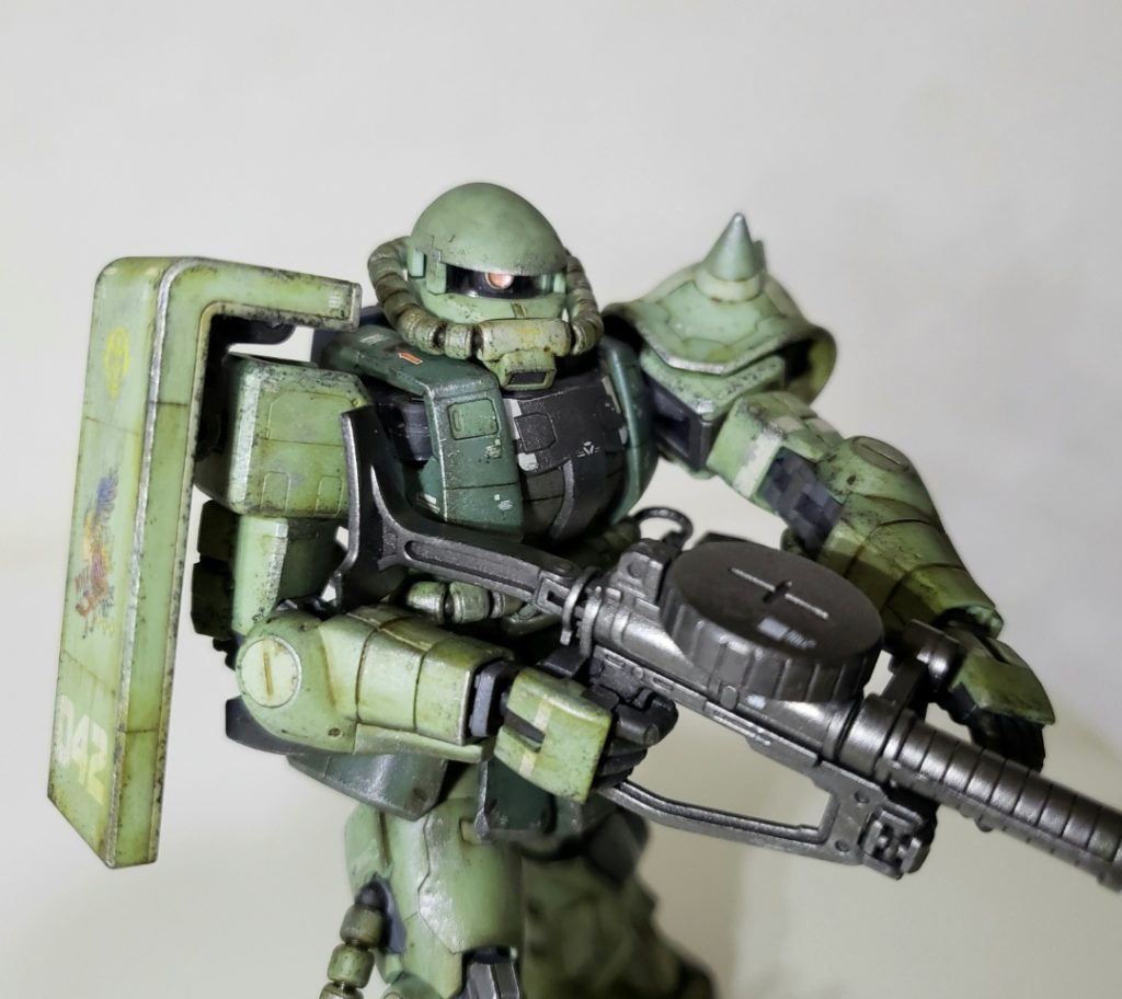 モノアイは筒状のクリアパーツにシールを貼る仕様なんだけど横から見るとカッコ悪いので、丸モールド3㍉+Hアイズ2㍉を装着しました。付属武装はザクマシンガンとザクバズーカとヒートホーク。不評だった可動指タイプに新規持ち手が追加されたけど、バズーカだと少しグラグラするかな?