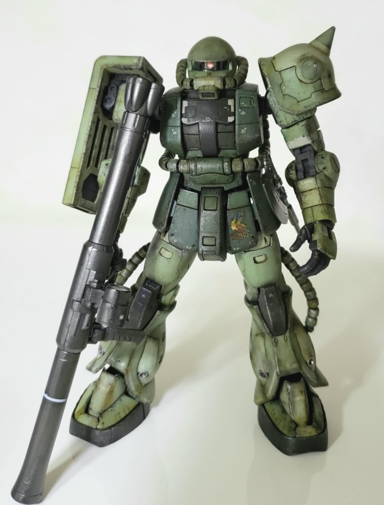 RGは装甲が多色成形になっているのでそれを活かして成型色仕上げです。付属のリアリステックデカールは使わずに水転写デカールを使用。艶消しクリア(水性)でトップコート。【汚し加工レシピ】・ステインブラウンでウォッシング。・エナメルブラックとブラウンで調色してスポンジチッピング。・リアルタッチマーカーブラウンで部分汚し追加。・ウェザリングマスターで土汚れ追加。・エナメルシルバーでドライブラシ。