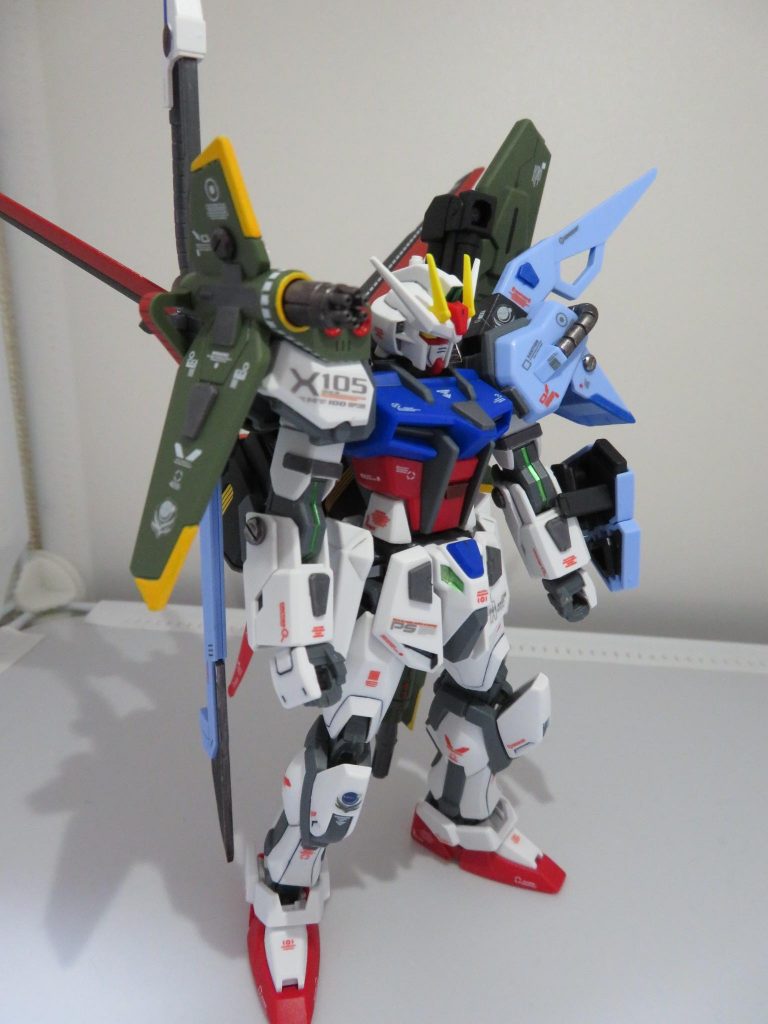 部分塗装にはガンダムマーカーを使用しました。エールストライカーの翼部分、対艦刀シュベルトゲベールのビーム刃根元、アグニ先端の黄色部分、コンボウェポンポッド背面の給弾ベルト部分は、付属のステッカーを貼って色を補いました。 また、マルチプルアサルトストライカーが重すぎて、少し前傾姿勢にならないと自立できません。